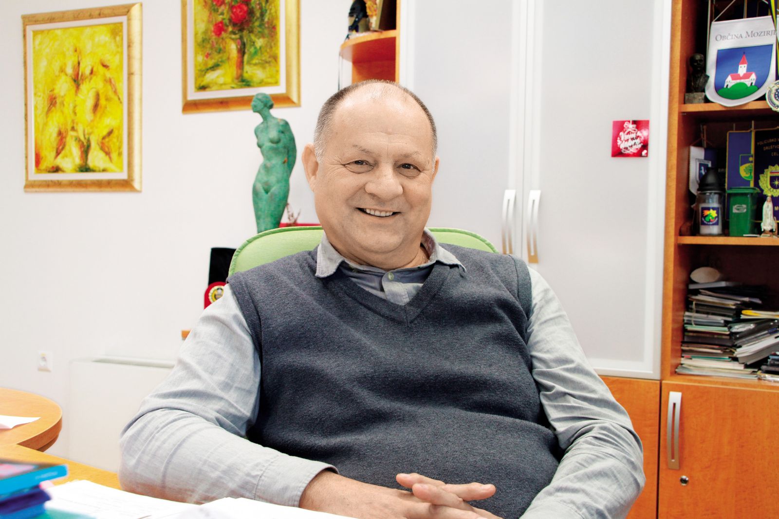 Župan občine Mozirje Ivan Suhoveršnik je bil v Mozirju najprej duhovnik, a ker življenje pogosto skrene po svoje, je zapustil duhovniški stan in se poročil.