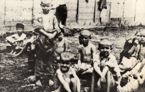 Otroci v italijanskem taborišču na Rabu