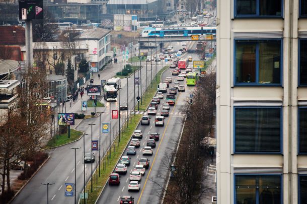 Rumeni pas v Ljubljani na Dunajski v jutranji konici 