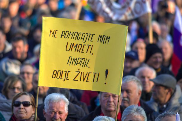 Protest upokojencev na Trgu republike