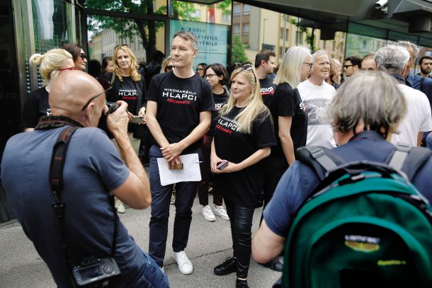 Saša Krajnc na novinarskem protestu pred stavbo TV Slovenija 