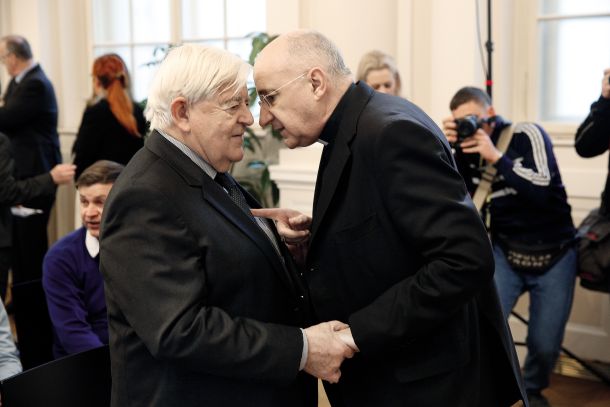 Milan Kučan, bivši predsednik, in nadškof msgr. Jean-Marie Speich, apostolski nuncij v Sloveniji, na dogodku v znak podpore Ukrajini v predsedniški palači  