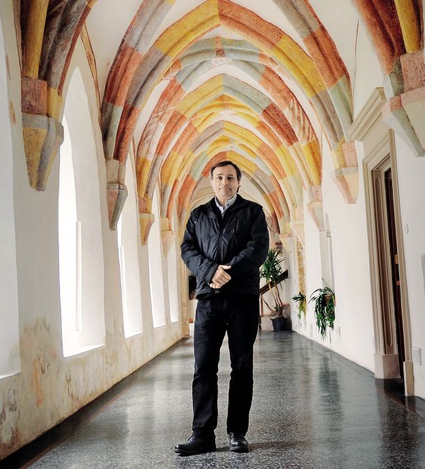 Pater Branko Cestnik med intervjujem za Mladino leta 2016 v samostanu Stična 