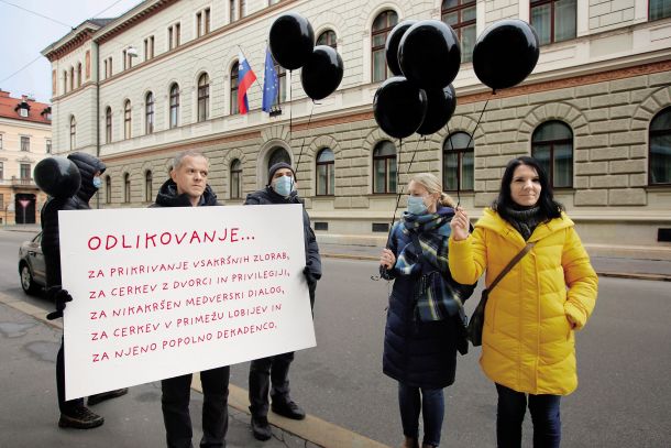 Janez Cerar, duhovnik, ki je bil v mladosti zlorabljen, že več let opozarja, da cerkev ne naredi dovolj za preprečevanje in odkrivanje zlorab. Fotografija je nastala decembra 2021, ko je Borut Pahor odlikoval nekdanjega ljubljanskega nadškofa Franca Rodeta, ki je nekoč zlorabe v cerkvi označil za »statistično zanemarljiv pojav«, pedofilske dogodke pa za »nekakšne avanture«.