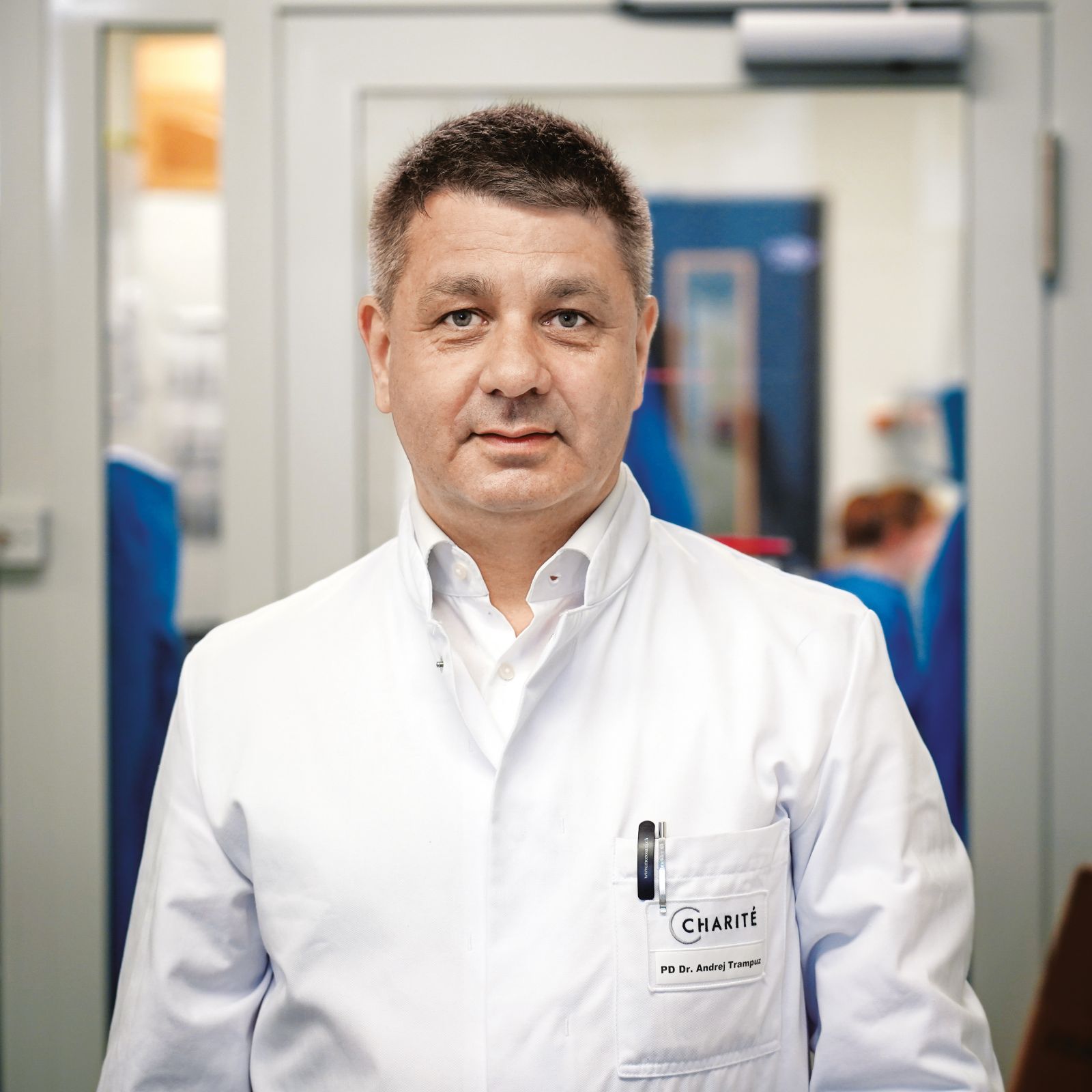 »Kdor je mlajši od 60 let in nima nobenih težav, se lahko cepi solidarnostno. To bi bilo edino prav» - dr. Andrej Trampuž