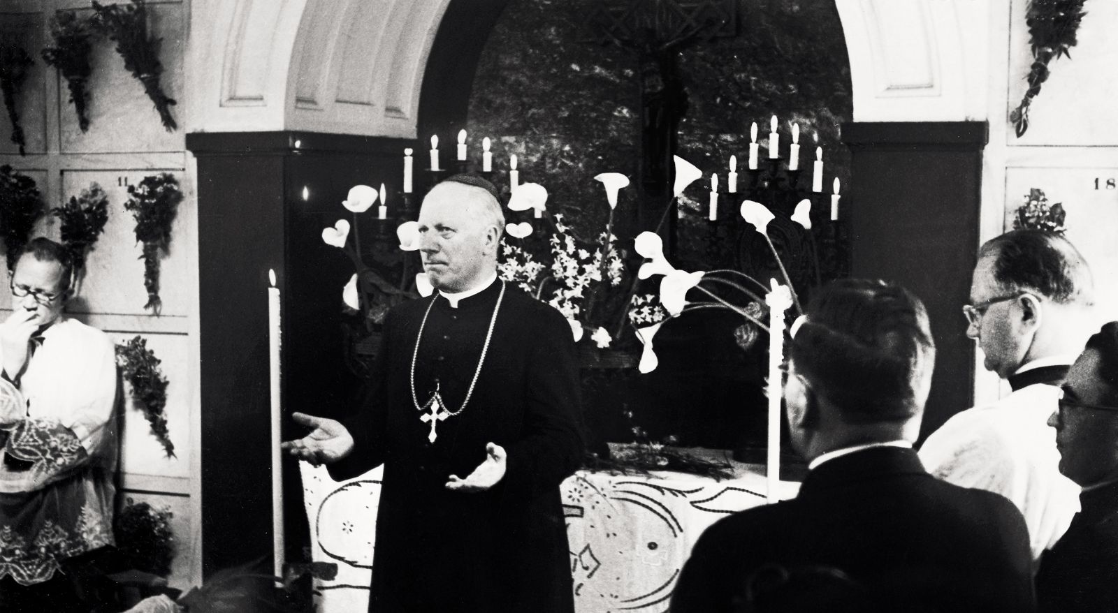Gregorij Rožman je po vojni nekajkrat obiskal slovenske izseljence v Argentini (fotografija je nastala leta 1949).