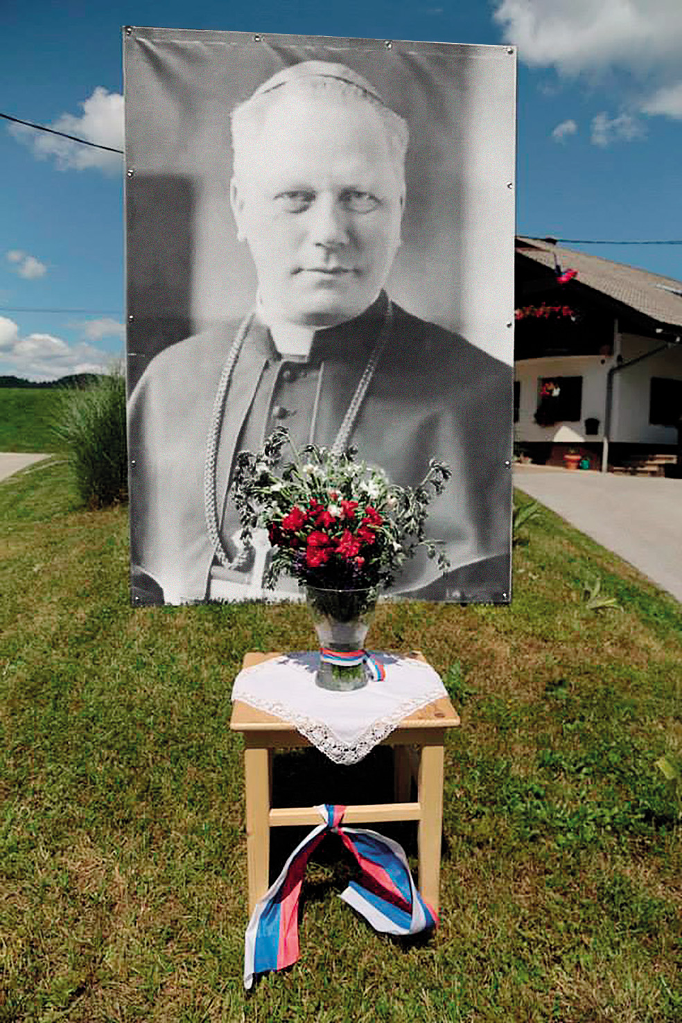 Po vojni in pravni rehabilitaciji je škof Rožman postal simbol upora proti partizanskemu gibanju. Na fotografiji je njegov portret, razstavljen na slovesnosti v Šentjoštu nad Horjulom, v kraju, kjer je leta 1942 nastala prva vaška staža. V Šentjoštu je vsako leto maša, na kateri paradirajo ljudje v domobranskih uniformah.