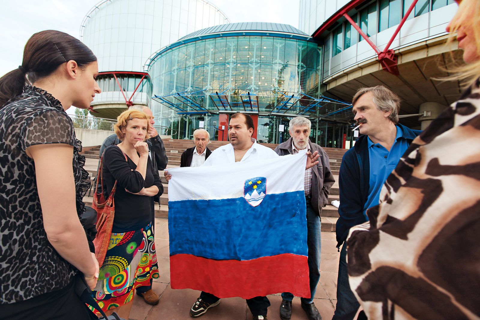Evropsko sodišče je pred več kot 10 leti razsodilo, da se je v primeru izbrisanih zgodil nedopusten poseg v človekove pravice (na fotografiji predstavniki izbrisanih pred evropskim sodiščem)