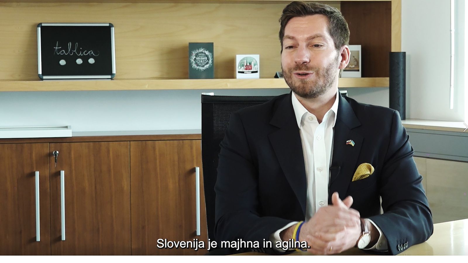 Podjetje TSmedia oziroma Siol bi moralo izdelati 8 igranih ali animiranih filmov o tem, kaj so digitalni boni, kako do digitalnih bonov, pa tudi filme z izobraževalno vsebino o uporabi aplikacij. Siol pa je posnel intervju z bivšim ministrom Markom Borisom Andrijaničem, za katerega je njegov urad Siolu plačal 35.977 evrov. 