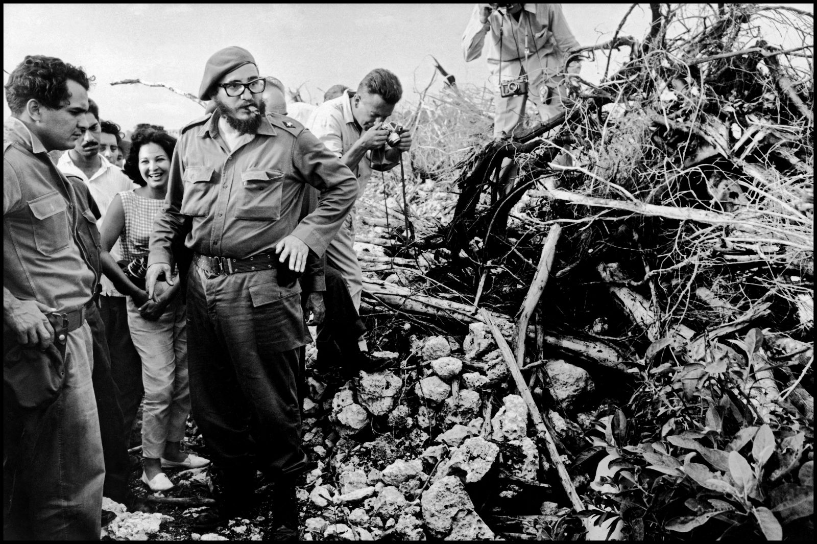 Fidel Castro si leta 1961, nekaj dni po neuspešni invaziji v Prašičjem zalivu, ko so ZDA skušale strmoglaviti njegov režim, ogleduje bojišče.
