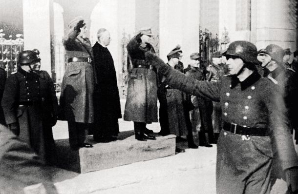 Poveljnik slovenskih domobrancev Leon Rupnik, ljubljanski škof Gregorij Rožman in general SS Erwin Rösener na drugi domobranski prisegi Hitlerju in nacistični Nemčiji, 30. januarja 1945/