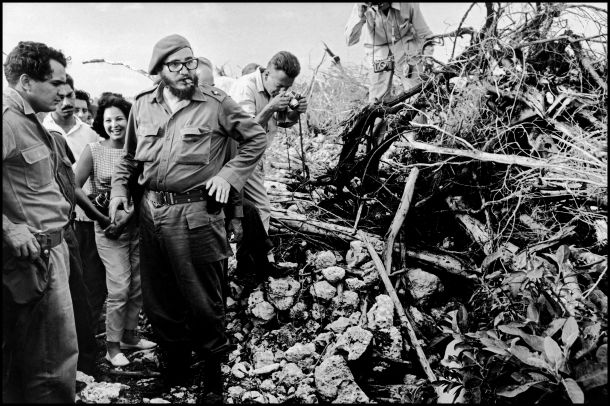 Fidel Castro si leta 1961, nekaj dni po neuspešni invaziji v Prašičjem zalivu, ko so ZDA skušale strmoglaviti njegov režim, ogleduje bojišče. 