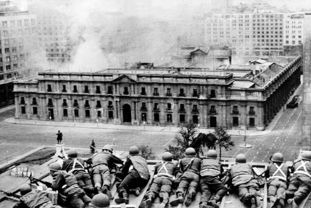 ZDA so koordinirale tudi državni udar leta 1973 v Čilu, ki je prinesel krvavo diktaturo generala Augusta Pinocheta, med boji pa je umrl tedanji demokratično izvoljeni predsednik Čila Salvador Allende. (na fotografiji napad vojske na predsedniško palačo)