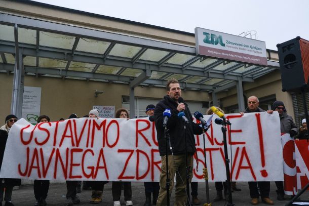 Eden od shodov za javno zdravstvo pred zdravstvenim domom