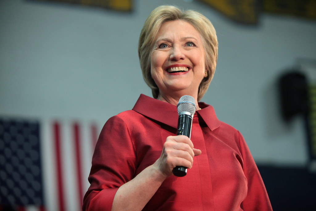 Podobno kot Nancy Reagan je tudi Hillary Clinton v času bivanja v Beli hiši zaposlila vprašljivo svetovalko, psevdoznanstveno »raziskovalko človeškega potenciala«