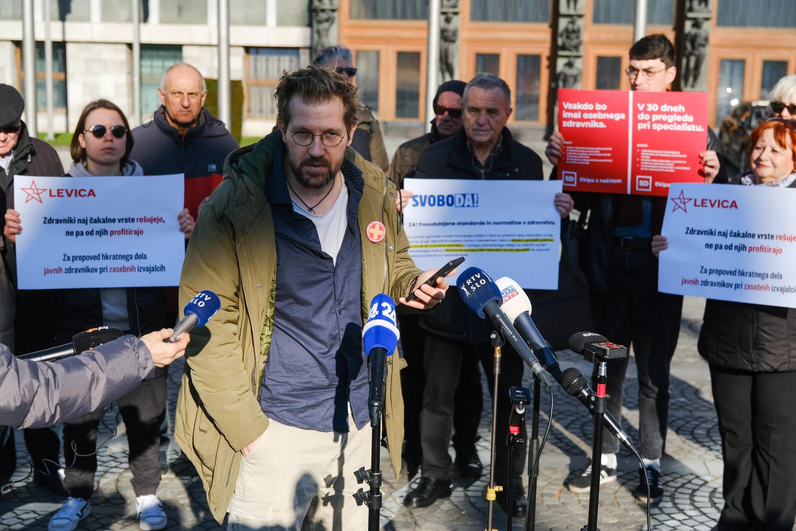 Iniciativa Glas ljudstva je v Državni zbor vložila predlog spremembe zakona o nujnih ukrepih za zagotovitev stabilnosti zdravstvenega sistema (ZNUZSZS-B), ki ga je podprlo preko 6.700 državljank in državljanov