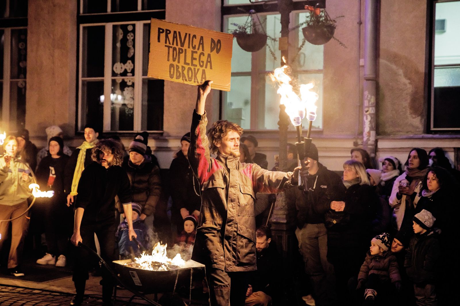 Zimski mednarodni festival uličnega gledališča in cirkusa Ana Mraz 2023, LJ: Mismo Nismo Parada (SLO): Misija šotor | Luka Dakskobler