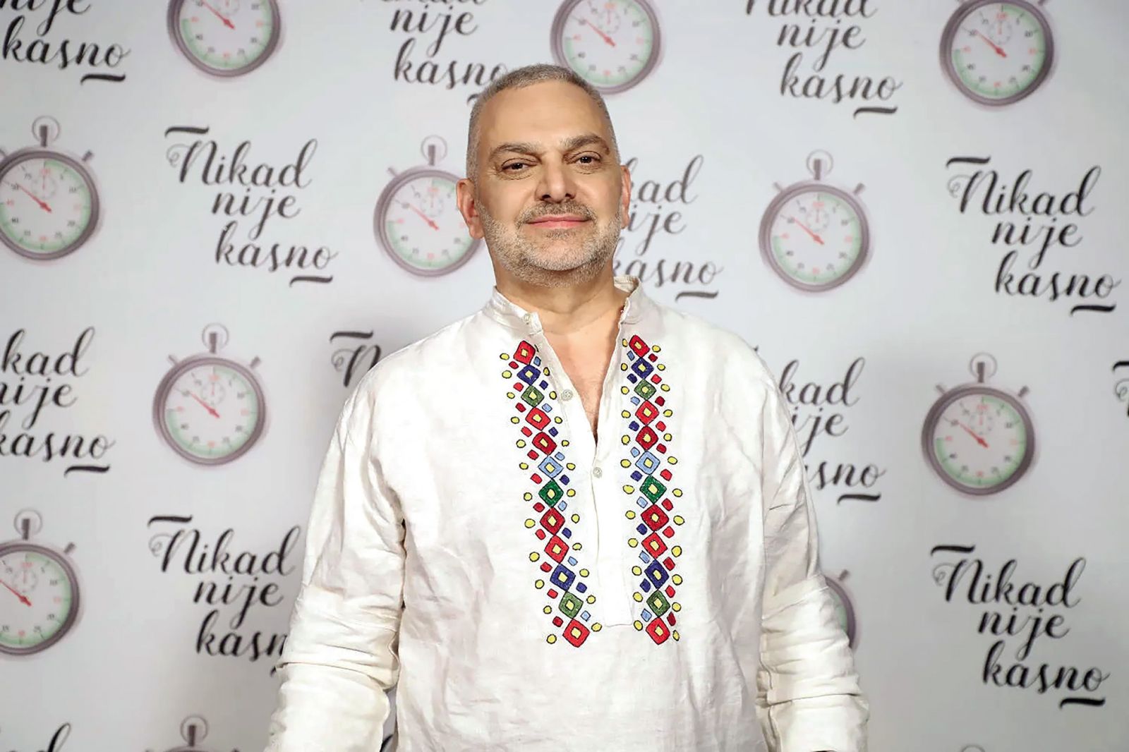 Razvpiti Armenec Ruben Papian se je med drugim samooklical za Nezemljana, prostozidarja, ezoterika, bioenergetika, mistika in zdravilca. Mesto v našem korporativnem prostoru si je sprva zagotovil kot menedžerski coach, kasneje so njegovim blodnjam nasedli tudi šolski zavodi.