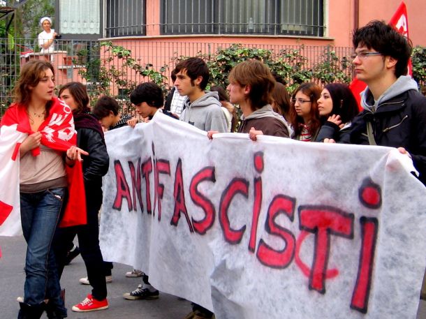 “Se gridi 'Viva l'Italia antifascista' sei identificato, ma se vai a un comizio neofascista non lo sei”.