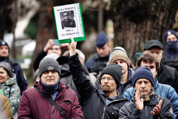 Protesti privržencev poražene stranke Zakon in pravičnost. Donald Tusk je upodobljen kot general Jaruzelski, ki je v osemdesetih letih vodil takrat še komunistično Poljsko. 