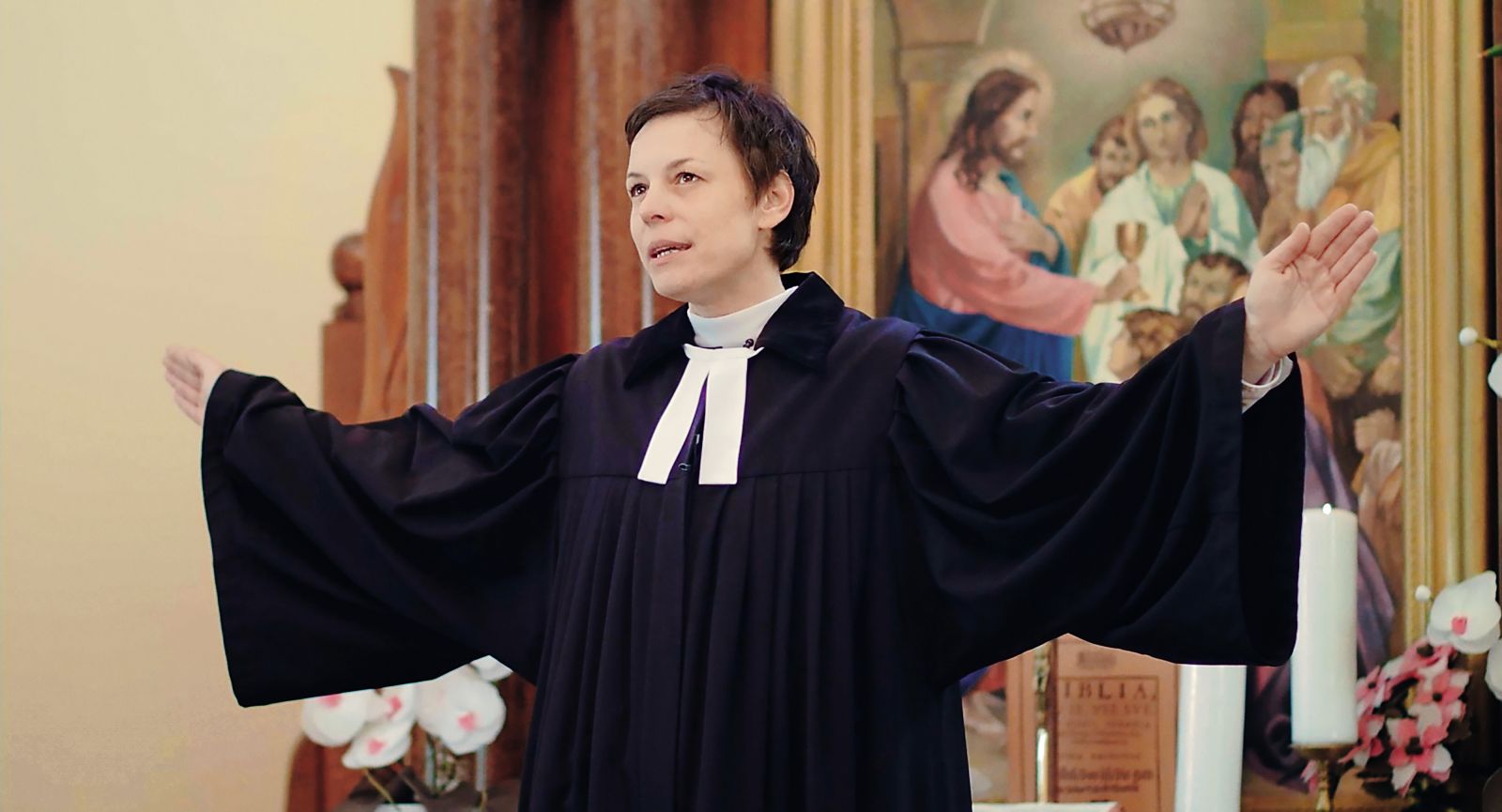 V filmu Duhovnica, ki ga je Maja Prettner posnela o evangeličanski duhovnici Jani Kerčmar Džuban – živahni, zgovorni, poskočni, entuziastični, privlačni sili empatije – vidite, kaj zamuja katoliška cerkev, ker nima duhovnic.