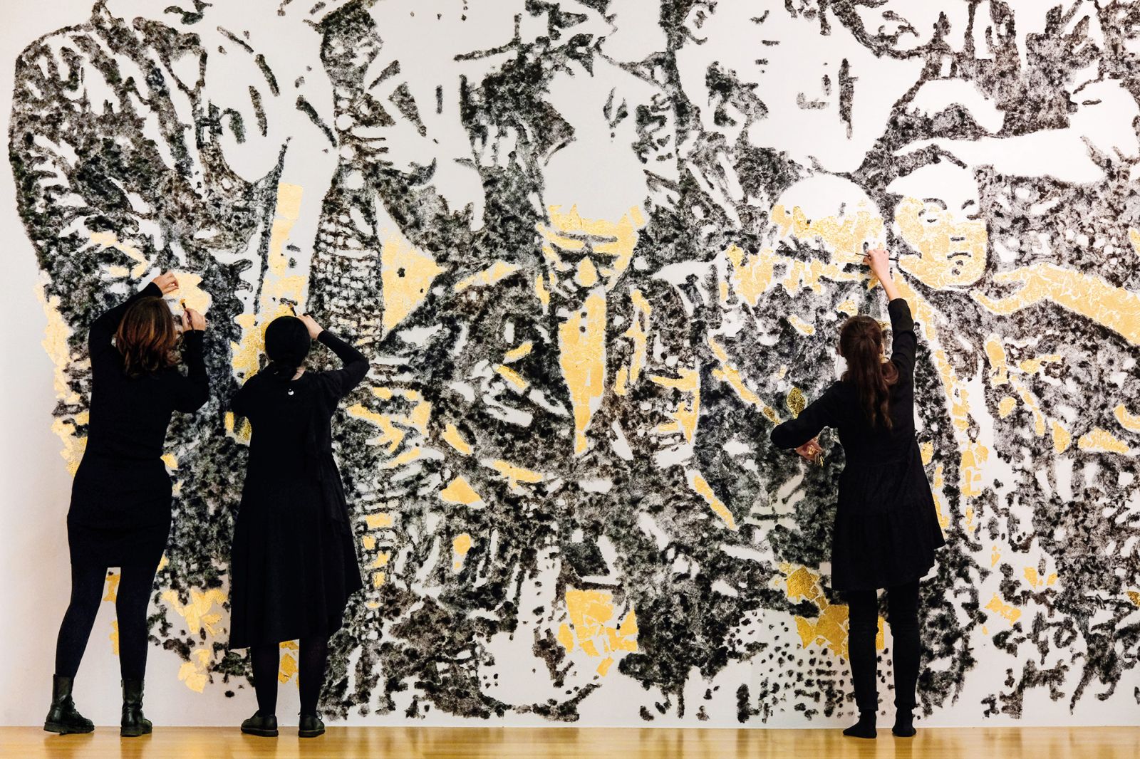 Elena Fajt, Aureum; umetniški obred zlatenja umetniškega dela Kazen brez zločina, Moderna galerija, LJ | Janez Zalaznik