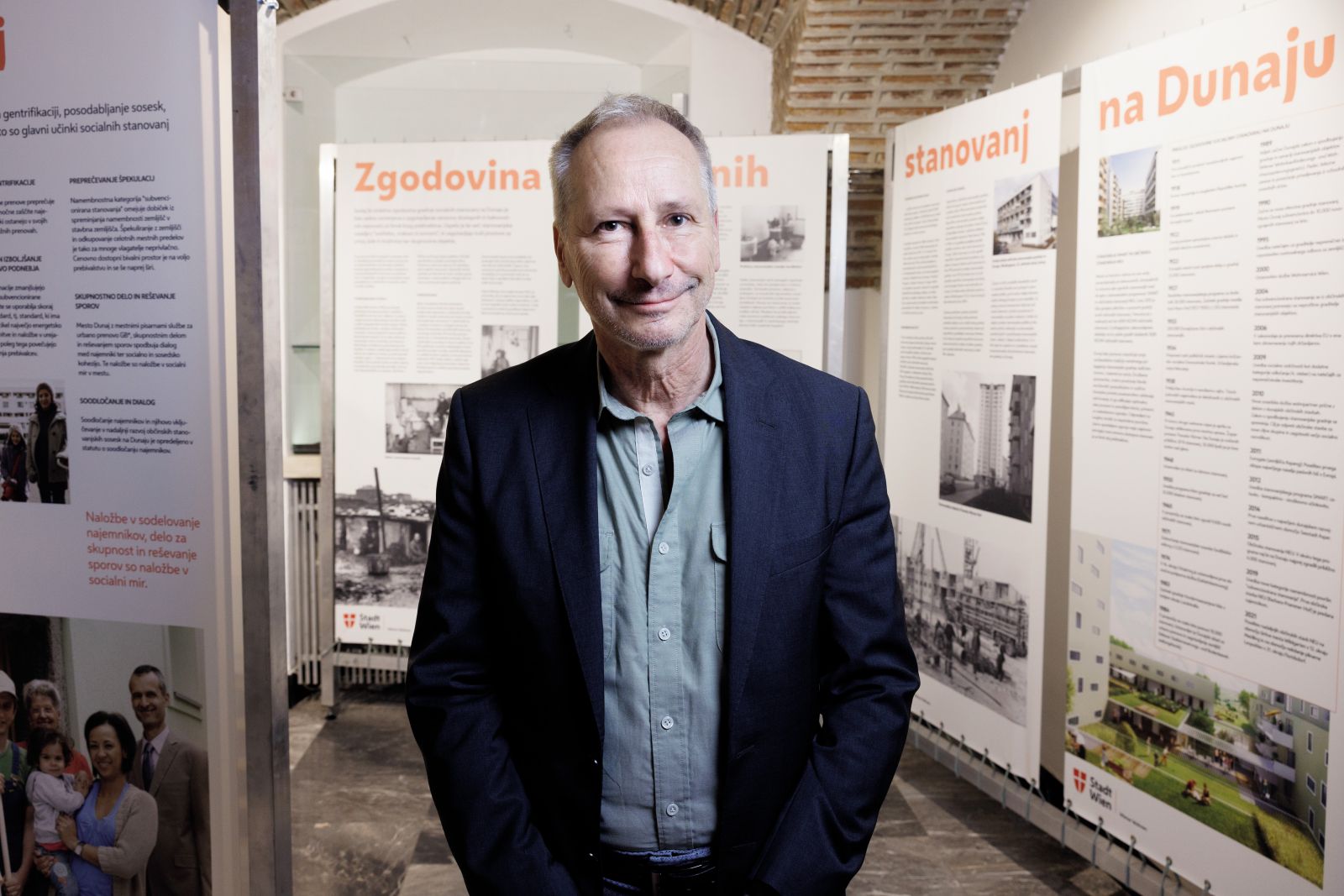 Christian Schantl v Muzeju novejše zgodovine Celje, kjer bo do 14. aprila predstavljen dunajski model socialnih stanovanj.