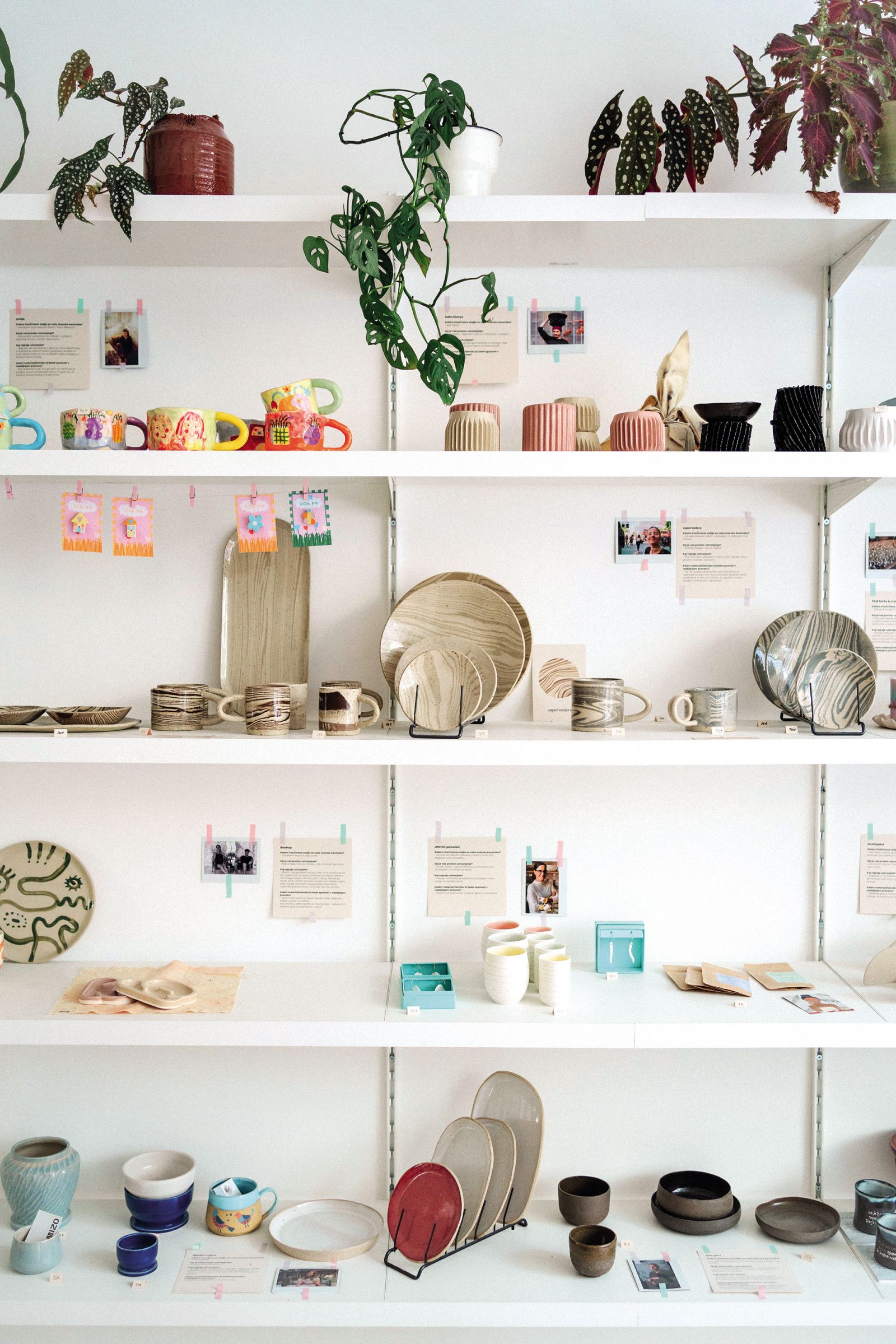 Trgovinica v Studiu Biskvit ponuja raznolike izdelke domačih oblikovalk in oblikovalcev keramike 