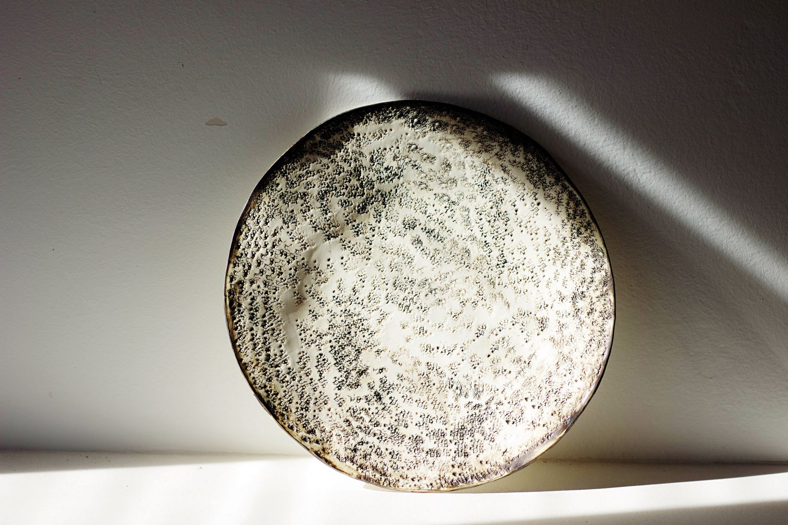 Bojana Ristevski Mlaker se ves čas preizkuša v novih materialih, tehnikah in načinih oblikovanja keramike, najraje pa oblikuje umetniško keramiko 