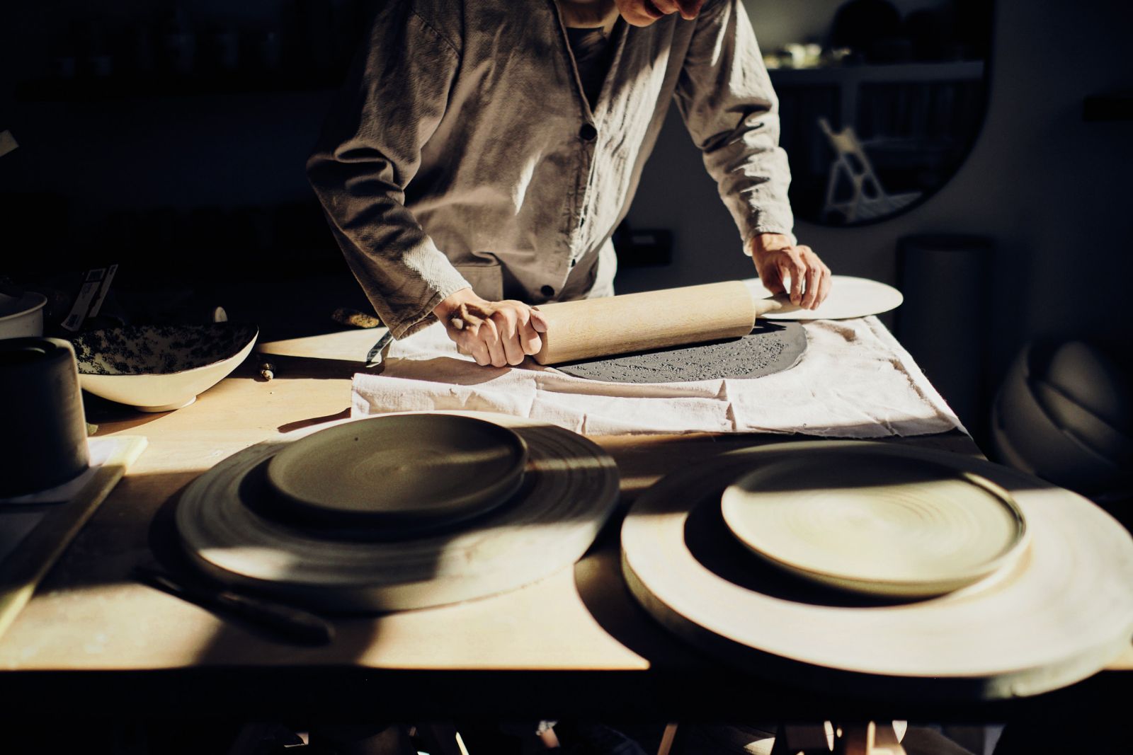 Oblikovalka keramike Bojana Ristevski Mlaker je gonilo keramičnega Studia Juha, ateljeja in prodajne galerije na Resljevi cesti 10 v Ljubljani 