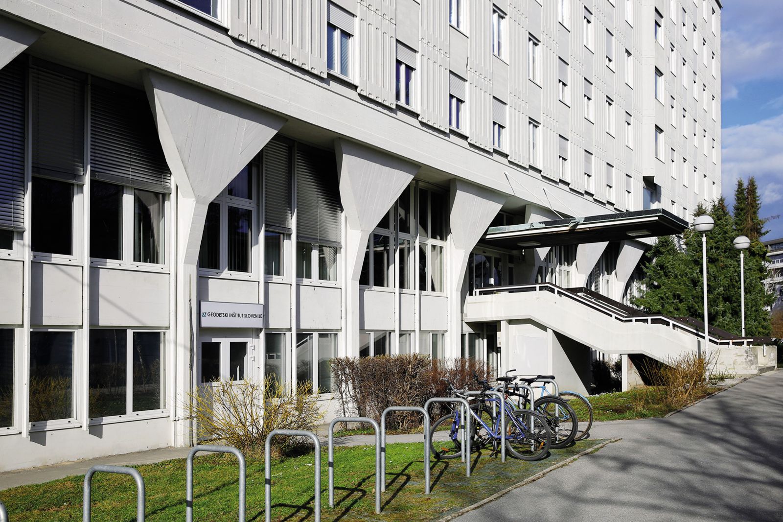 Pogled na Fakulteto za gradbeništvo in geodezijo – FAGG na Jamovi ulici v Ljubljani, nastalo v letih 1963–66, kaže prve korake Ravnikarjevega iskanja samosvoje sinteze modernega in tradicionalnega, univerzalnega in lokalnega.