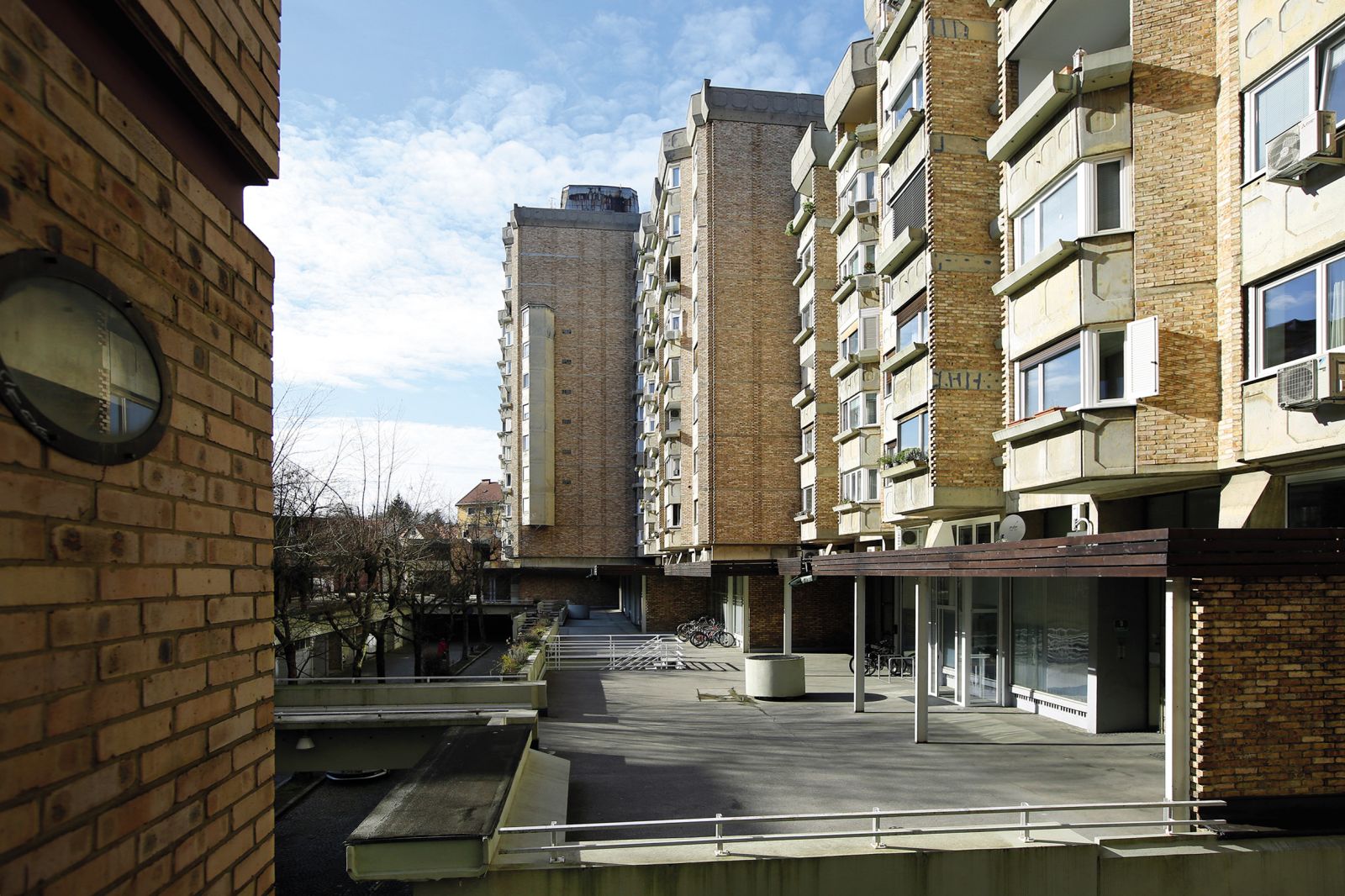 V letih 1967–73 je Ravnikar na prostoru nekdanjega Ferantovega vrta sprojektiral kompleks stanovanjskih blokov, danes znanih kot Ferantovina. Zgledoval se je po skandinavskih vzorih, a jih je prilagodil našim razmeram.