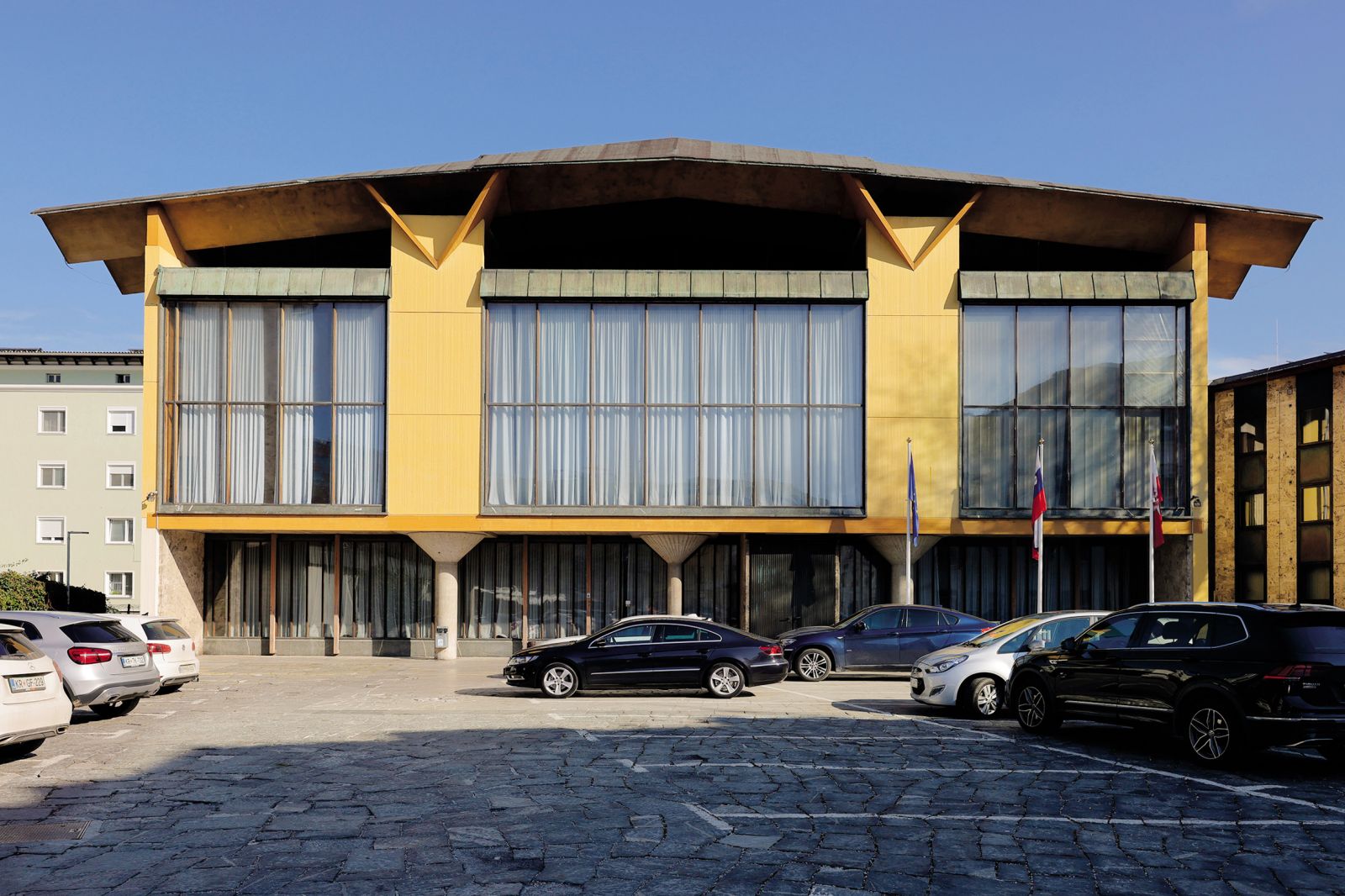 Stavba Mestne občine Kranj je izrednega pomena, saj je zgleden primer povojne slovenske arhitekture, ki zna upoštevati in obenem tudi presegati mednarodni modernizem, upoštevajoč lokalno okolje, arhitekturno tradicijo in kulturno identiteto kraja