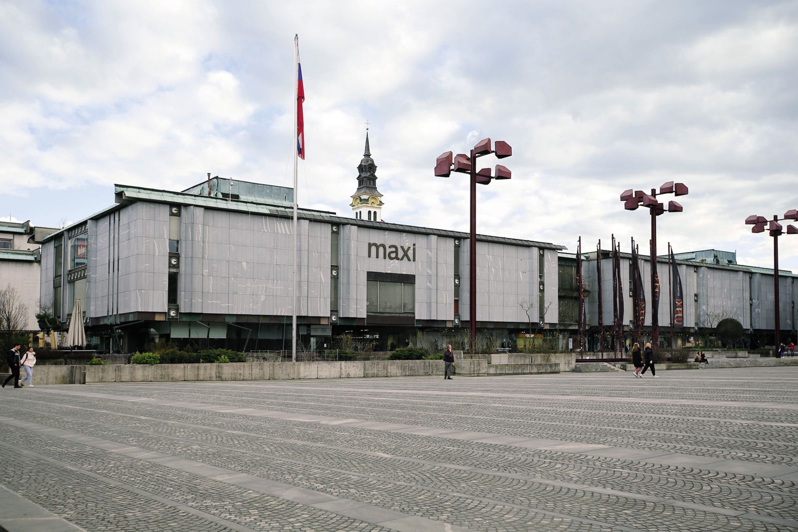 Veleblagovnico Maximarket je Ravnikar vključil v niz zgradb, ki tvorijo Trg republike v prestolnici; še posebej zanimiv je trg, ki ga je oblikoval na vzhodni strani in smo ga v osemdesetih letih preimenovali v Johnny Rotten Square.