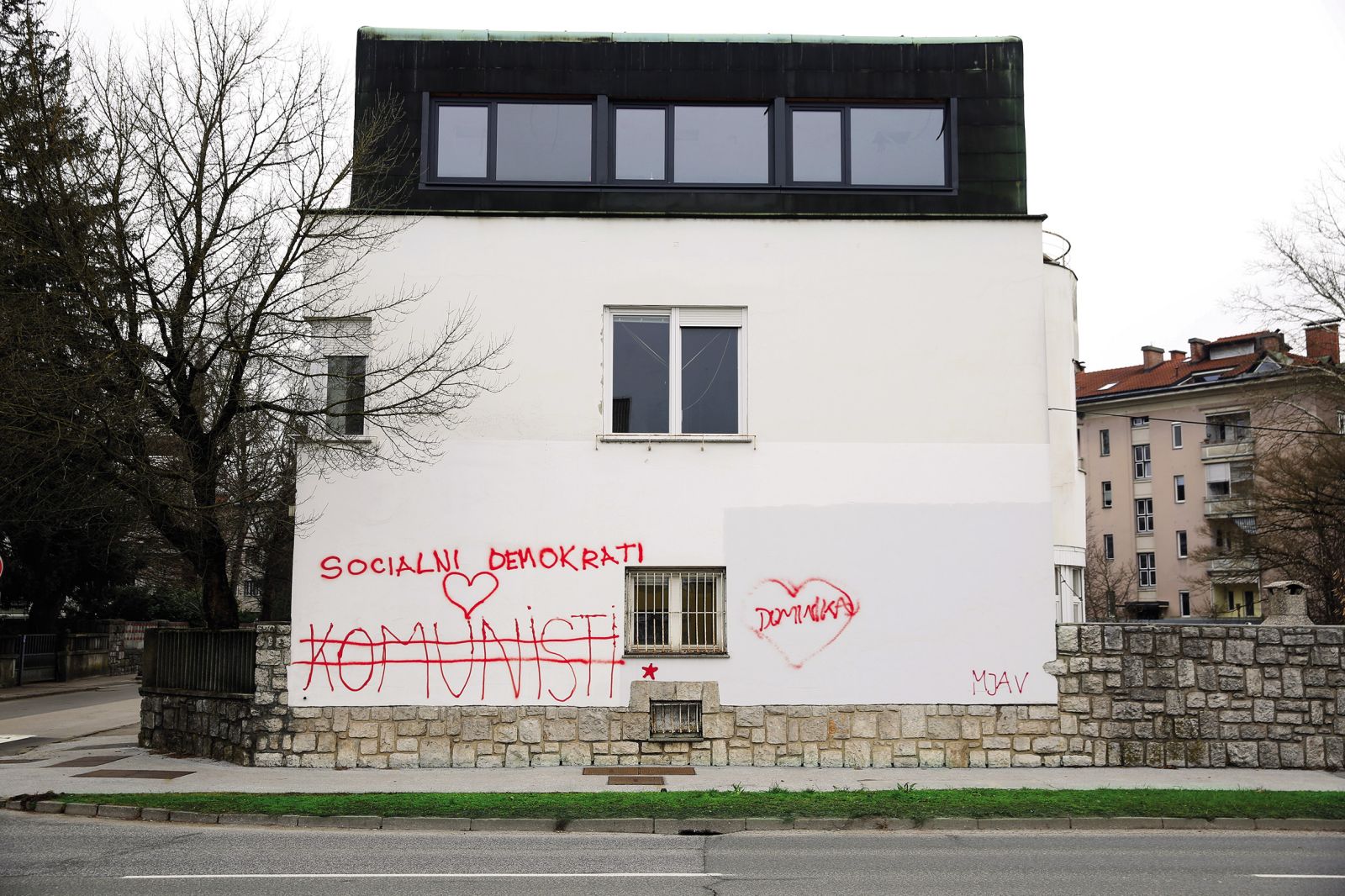 Pografitirana stavba na Levstikovi 15, kjer je bil dolga leta štab stranke SD