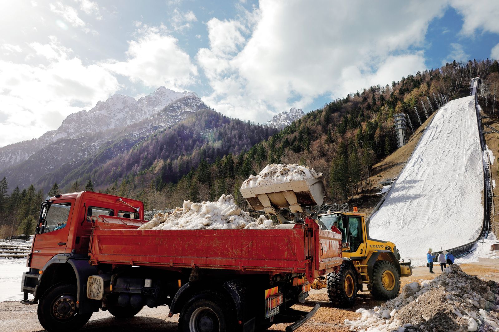 Mučna borba za sneg v Planici | Luka Dakskobler