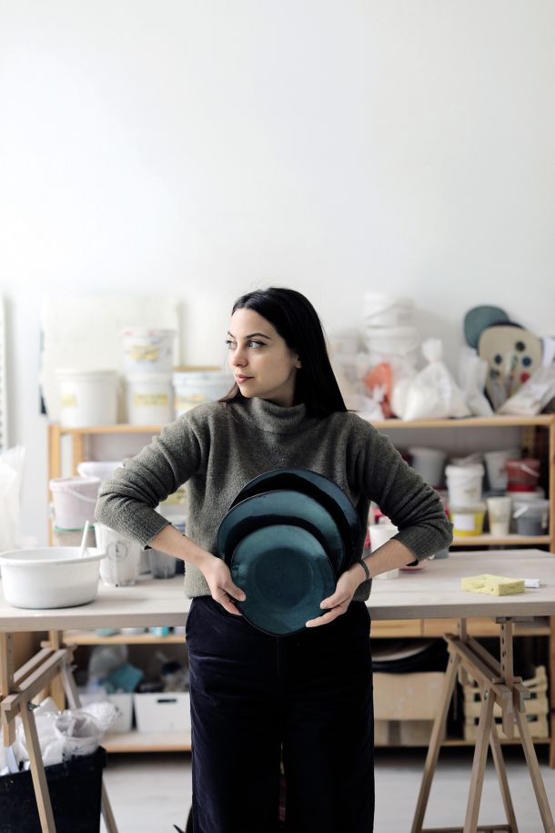 Novi studio Hane Karim na Vilharjevi 3 v Ljubljani je pred časom dobil še novo namembnost, ob večerih se namreč prelevi v Clay Theatre oziroma Glineni teater
