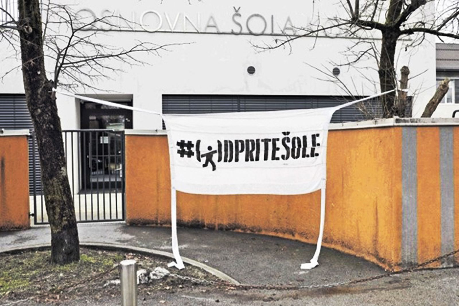 Poziv k odprtju šol pred Osnovno šolo Kolezija v Ljubljani leta 2021
