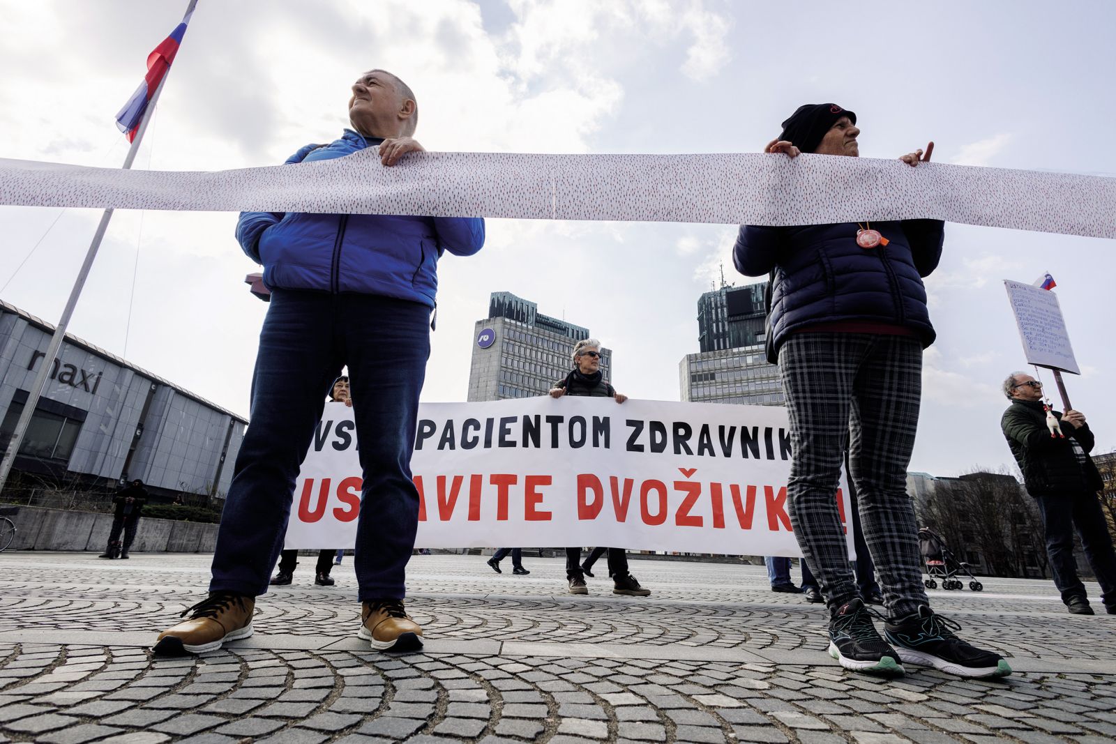 Opozorilna akcija Glas ljudstva pred glasovanjem o predlogu novele zakona o nujnih ukrepih za zagotovitev stabilnosti zdravstvenega sistema | Luka Dakskobler
