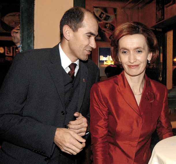 Janez Janša in Barbara Brezigar sta bila dolgoletna politična sopotnika. Barbara Brezigar se je zelo potrudila, da je primer Depala vas izpuhtel iz predala. (na fotografiji z Janezom ob njeni kandidaturi za predsednico države leta 2002). 