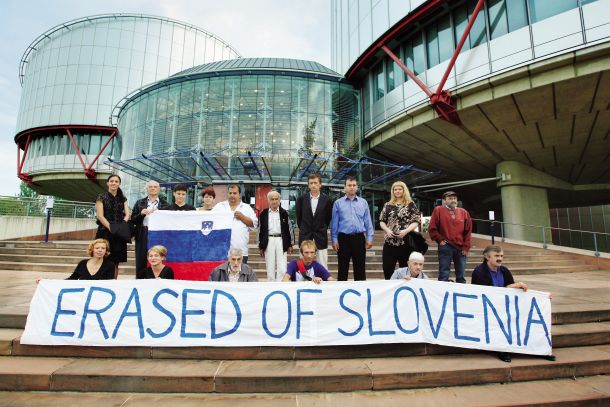 Delegacija izbrisanih pred stavbo Evropskega sodišča za človekove pravice v Strasbourgu 