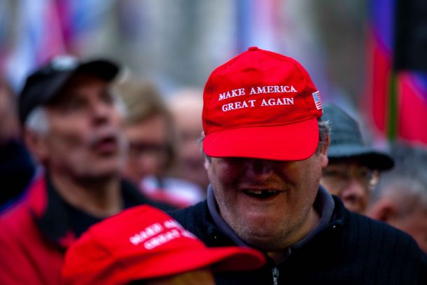 Slovenski protest - ameriške kape