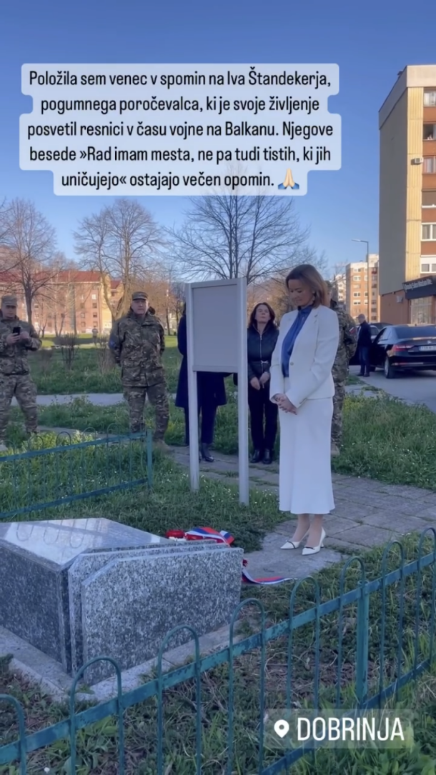 V nadaljevanju obiska je ministrica na Dobrinji obiskala tudi grob novinarja Mladine Iva Štandekerja, ki je med vojno v BiH leta 1992 tam izgubil življenje.