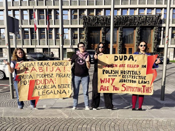 Protest proti poljskemu predsedniku, ki podpira prepoved splava