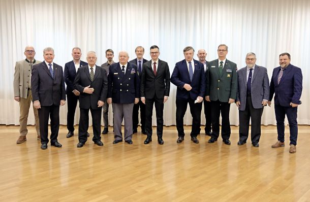 Podpis pogodb o financiranju na ministrstvu za obrambo: Prva vrsta, od leve proti desni: Podpredsednik Zveze društev general Maister Jože Berlec, podpredsednik Združenja veteranov 90-91 LJ Matjaž Miklavc, predsednik Zveze policijskih veteranskih društev SEVER Tomaž Čas, minister za obrambo Marjan Šarec, predsednik Zveze združenj borcev NOB Marijan Križman, podpredsednik Zveze veteranov vojne za Slovenijo Božo Majcen, predsednik Zveze vojnih invalidov NOV v Trstu Milan Pahor, predsednik Zveze društev MORiS Peter Vaš. Druga vrsta: Predsednik Zveze koroških partizanov Celovec Milan Wutte, predsednik Združenja vojnih invalidov in svojcev padlih 1991 Drago Koprčina, predstavnik Združenja za vrednote osamosvojitve Gašper Deržanič, predsednik Združenja za vrednote osamosvojitve Alojz Peterle, predsednik Društva vojnih veteranov Pekre – Ig 1991 Branko Lorenčič. 