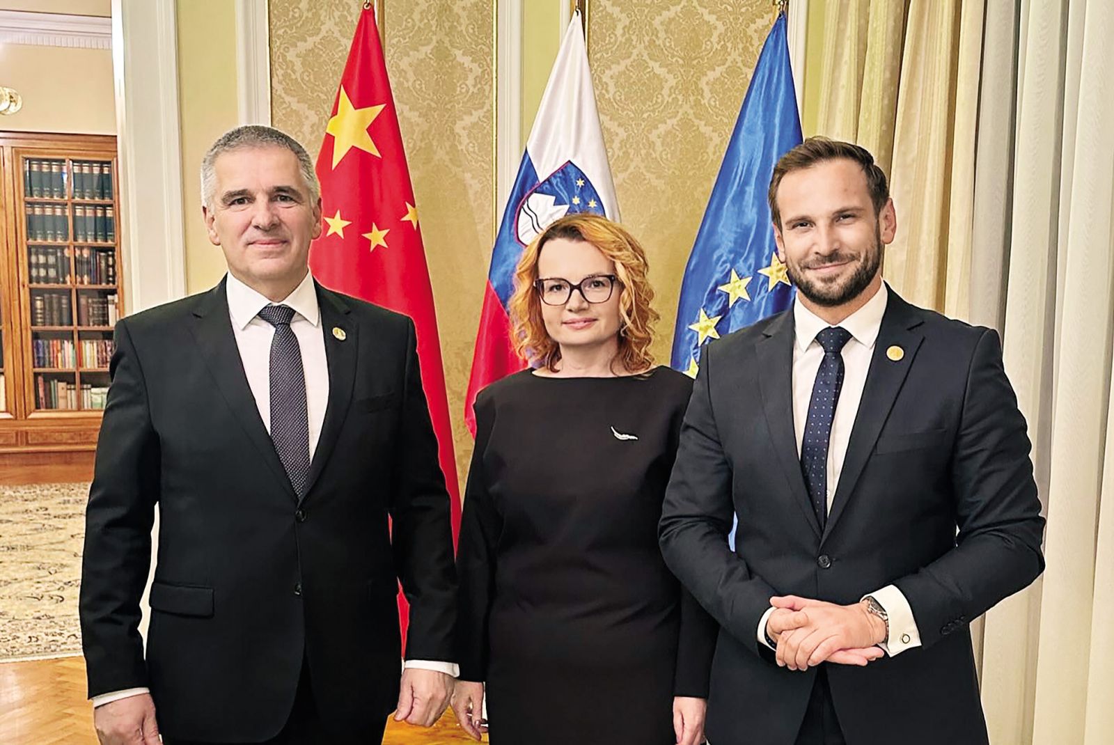 Župan Svete Trojice in državni svetnik David Klobasa, nekdanji član skupine Casanova, zdaj Nove Slovenije (desno), s predsednikom državnega sveta Markom Lotričem in sekretarko Moniko Kirbiš Rojs (na sredini)