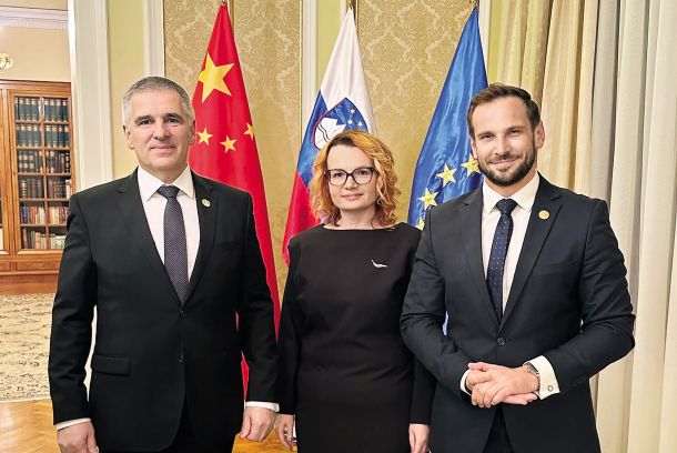Župan Svete Trojice in državni svetnik David Klobasa, nekdanji član skupine Casanova, zdaj Nove Slovenije (desno), s predsednikom državnega sveta Markom Lotričem in sekretarko Moniko Kirbiš Rojs (na sredini)