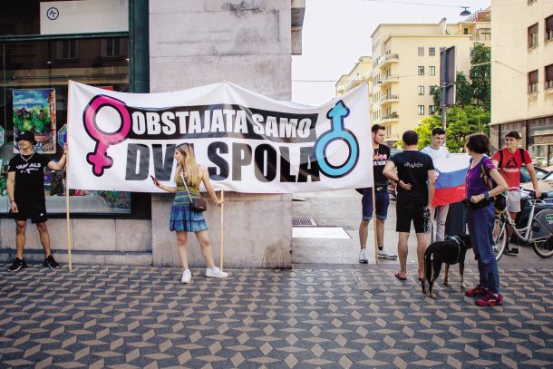 Protishod« mladih konservativcev iz vrst podmladka SDS med povorko Parade ponosa (v sredini vplivnica in podpredsednica podmladka Zala Klopčič), 17. junij 2023, Ljubljana 