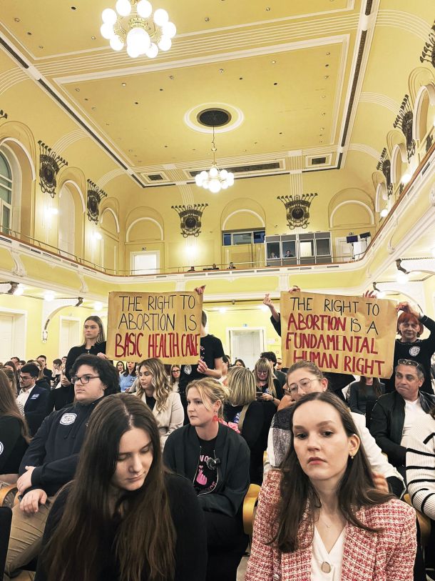 Protest med »sproščenim pogovorom« s predsednico evropskega parlamenta Roberto Metsolo