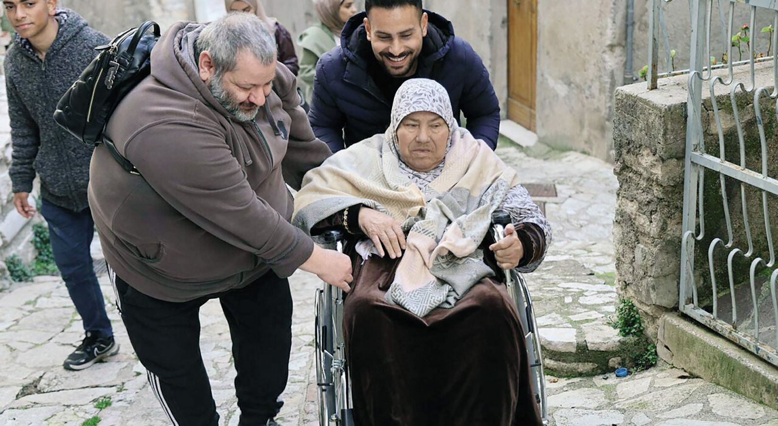 Sprejem palestinske družine in namestitev v novi dom na strmih ulicah malega umbrijskega mesteca, 24. marec, Polino, Italija